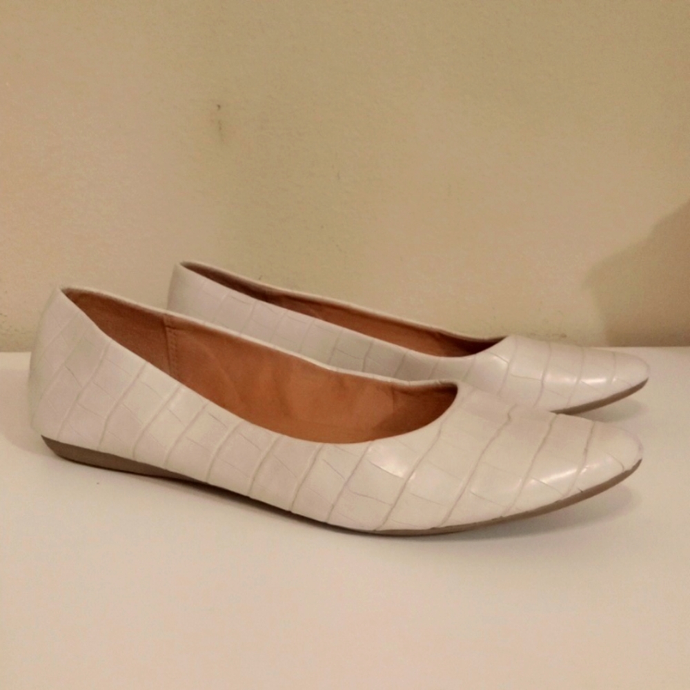 R2 Ivory Pointy Round Toe Flats Women Size 8.5